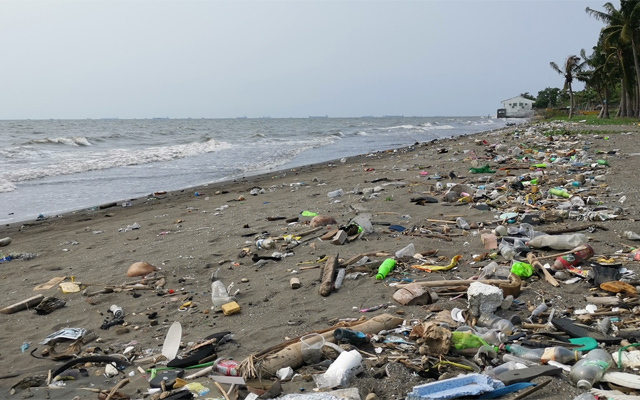 Manila Bay plastic problem