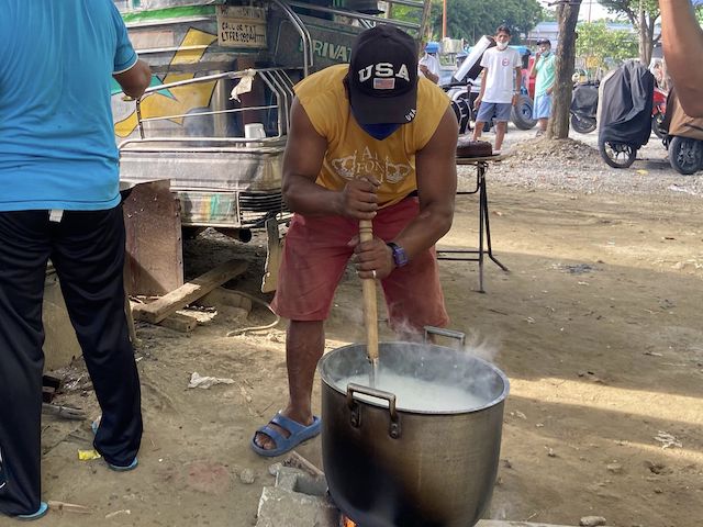 community pantry ph, community kitchen for tsupers, jeepney riders, cooking rice