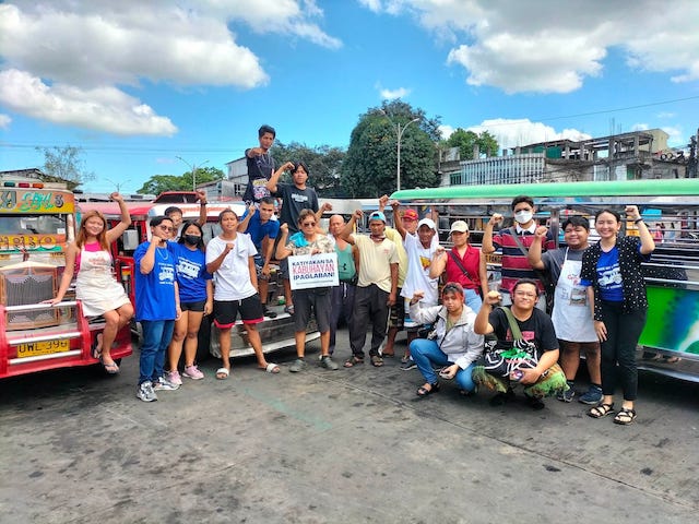 community pantry ph, community kitchen for tsupers, jeepney riders, group shot