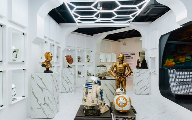 Omniverse Museum r2d2 and c3po