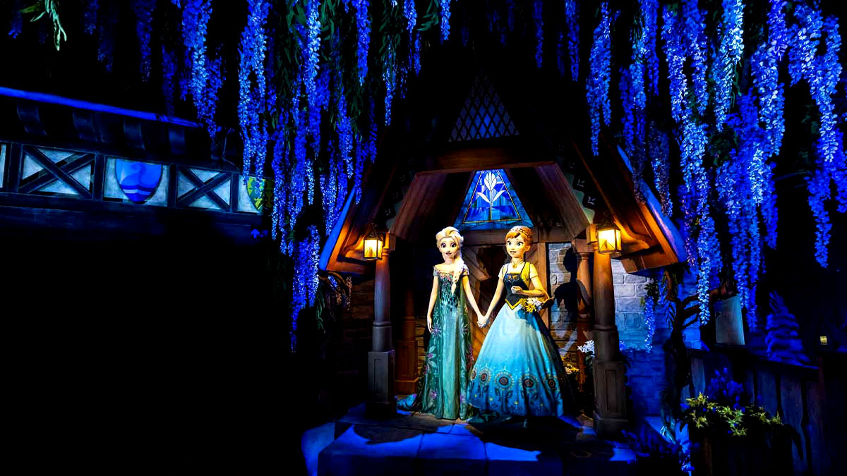 Ana and Elsa Animatronic: World of Frozen main image