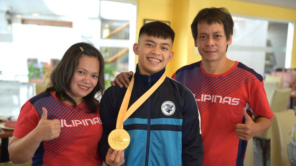 carlos yulo with parents