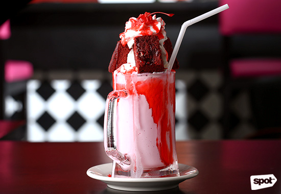 Monster shake. Монстр Шейк Шоколадница. Монстр Шейк Starlight Diner. Monster Shake Москва. Земляничный монстршейк.