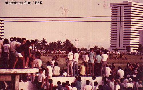 edsa people surrounding loyalist troops