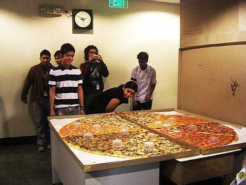 Round Up Where To Get Giant Pizzas In Manila Spot Ph