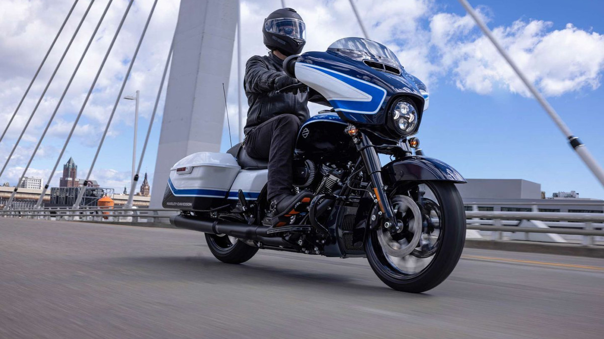 2021 Harley-Davidson Street Glide Special Arctic Blast cruiser bike