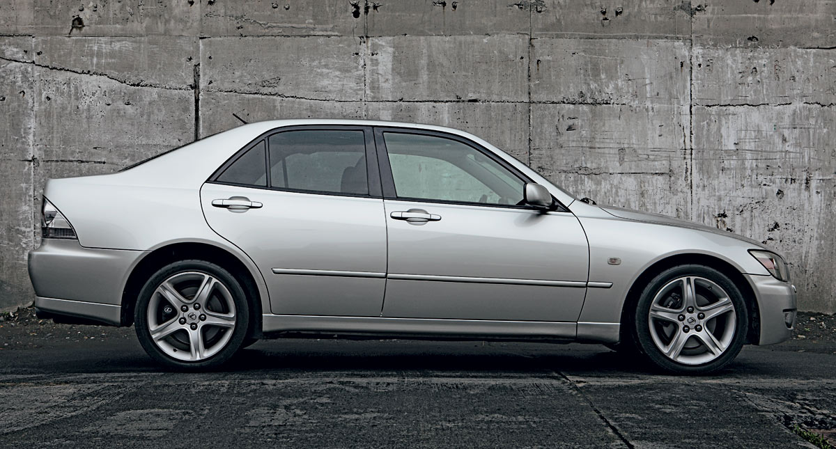 1999 Lexus IS200 Review, Price, Photos, Features, Specs
