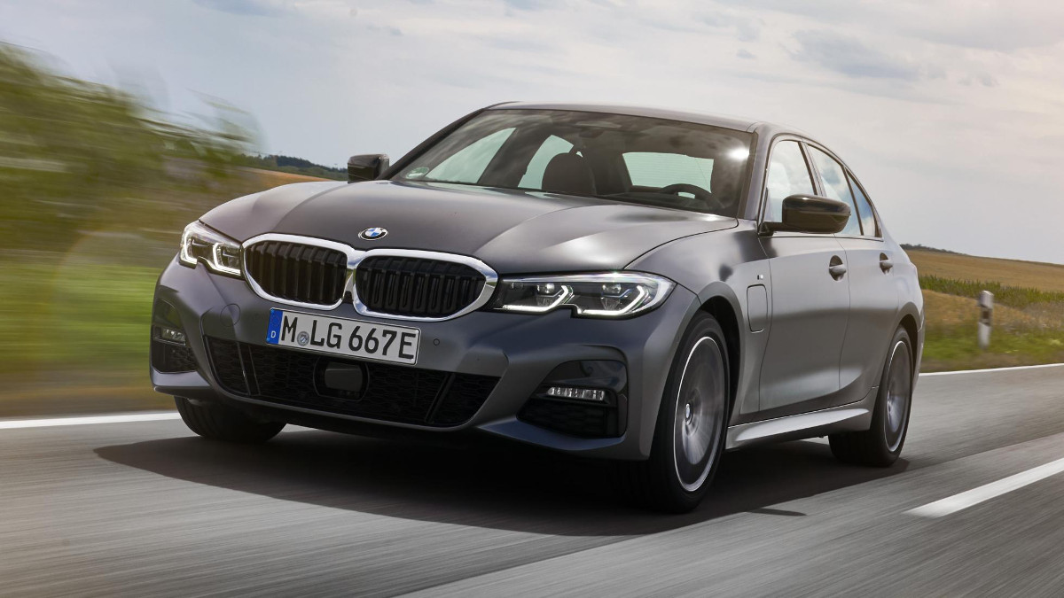 2020 BMW 330e: Review, Price, Photos, Features, Specs