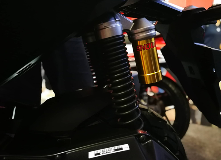 Another photo of the Honda ADV 150's shocks