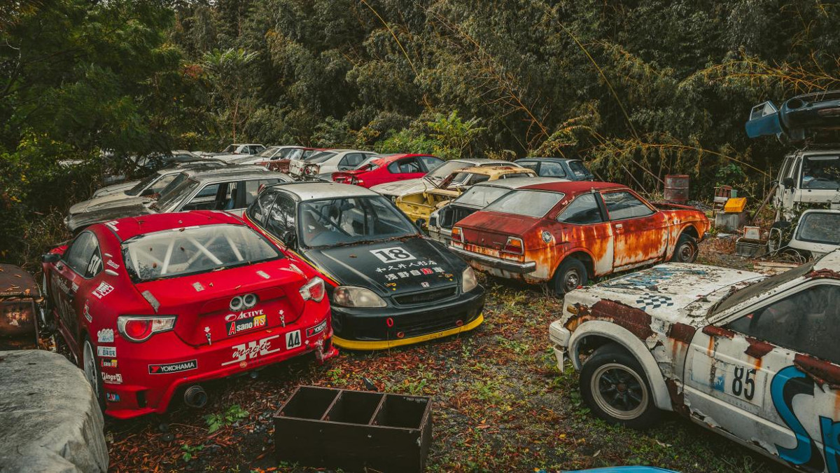 Gallery Car graveyard in Japan