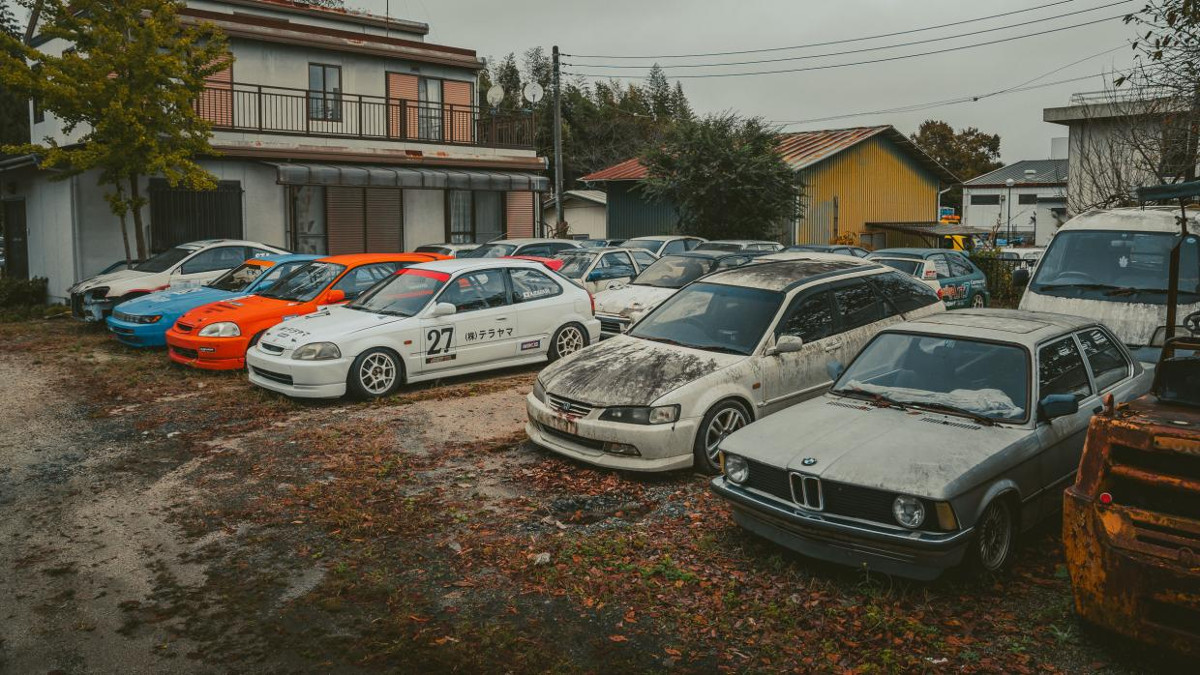 Gallery Car graveyard in Japan