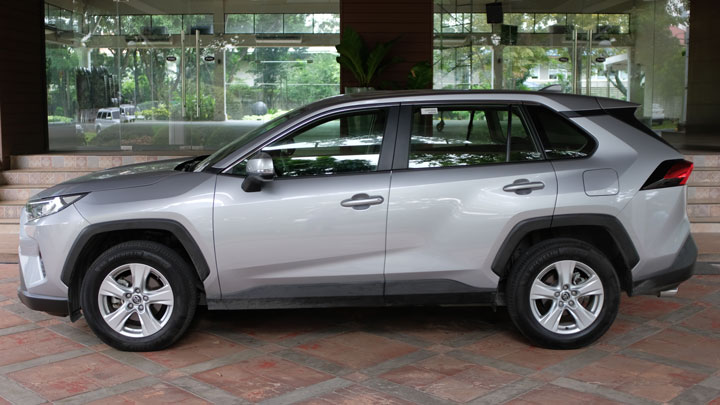 Toyota RAV4 2.5 4x2 LE vs. Honda CR-V 2.0 S CVT: Which is the better ...