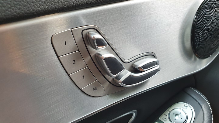 Mercedes-Benz 180 Avantgarde 2020 door buttons
