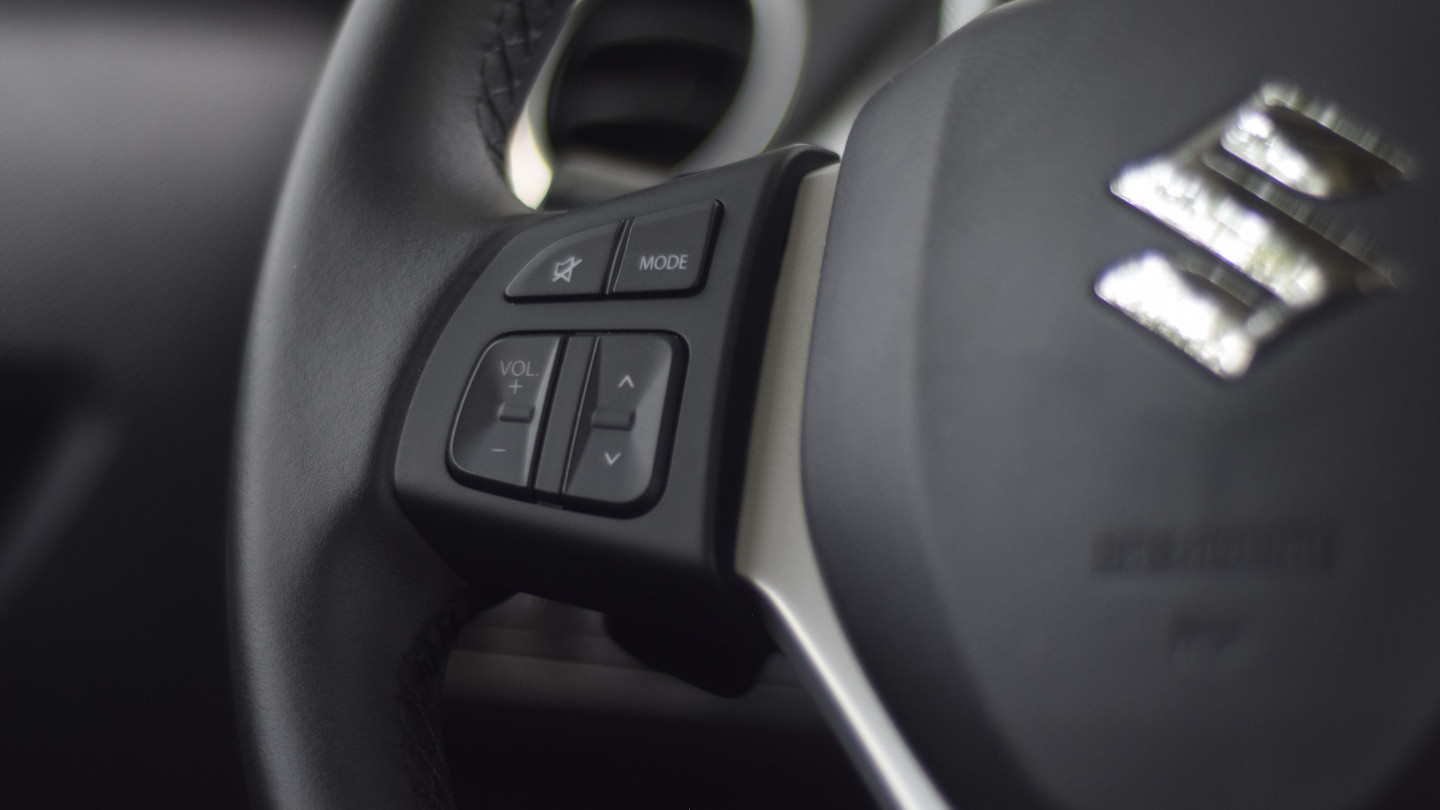 Suzuki Vitara 2020 steering wheel buttons left