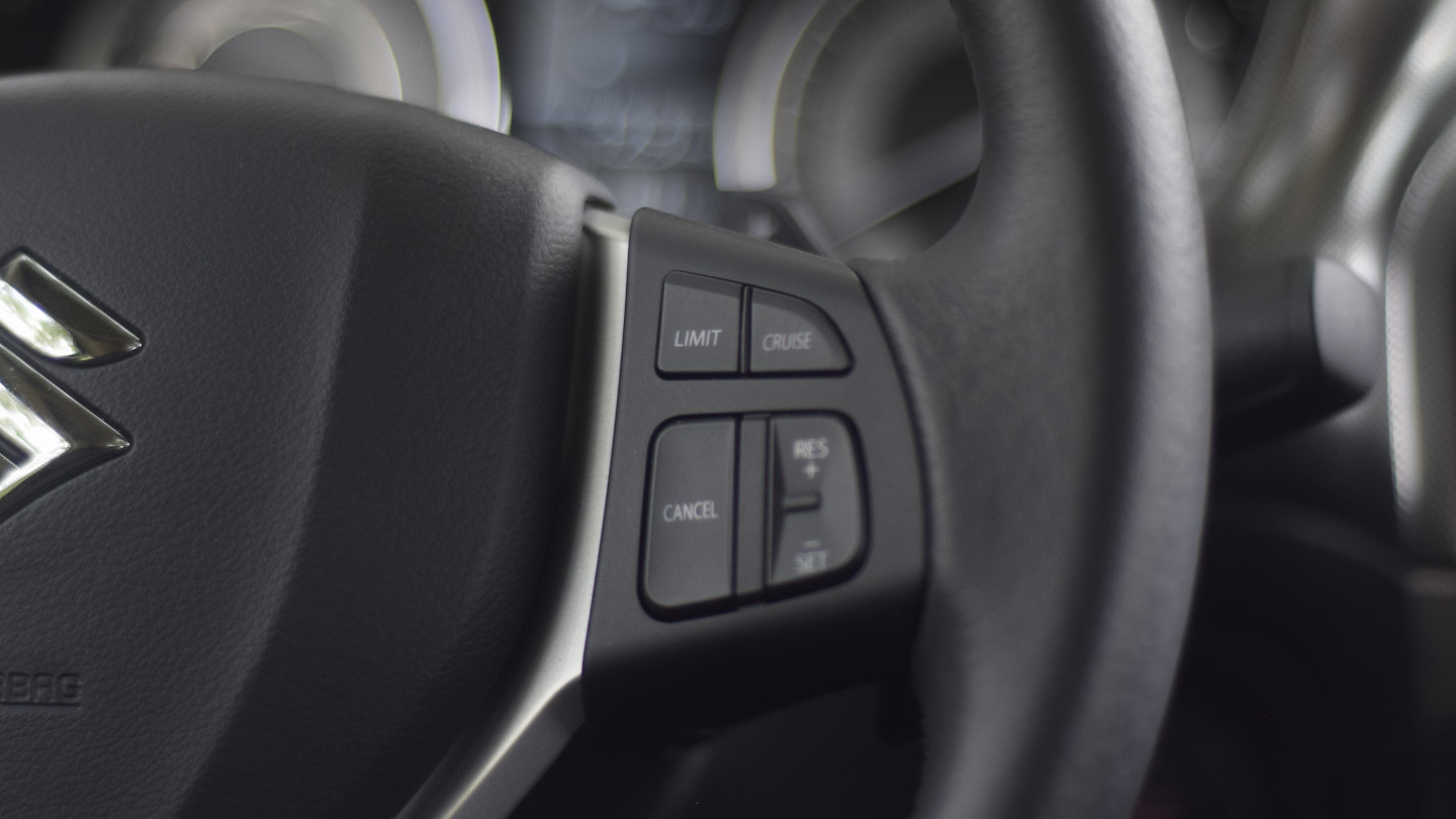 Suzuki Vitara 2020 steering wheel buttons right