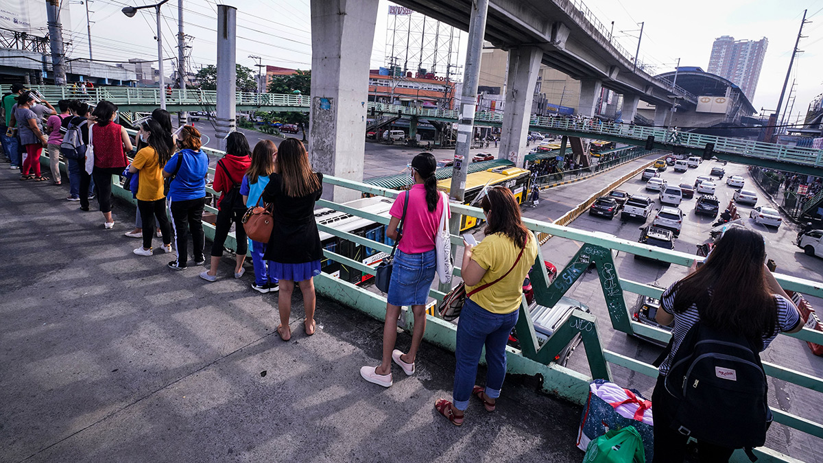 long lines at the EDSA Carousel station