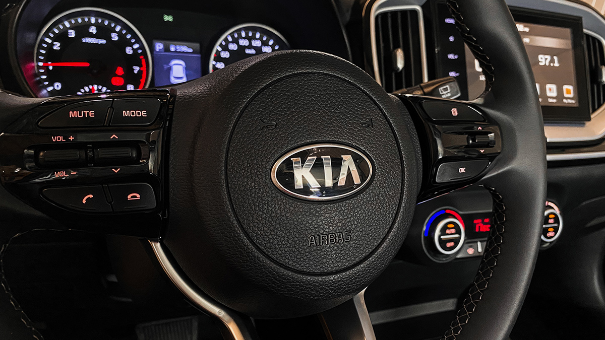 Kia Stonic 2021 steering wheel closeup