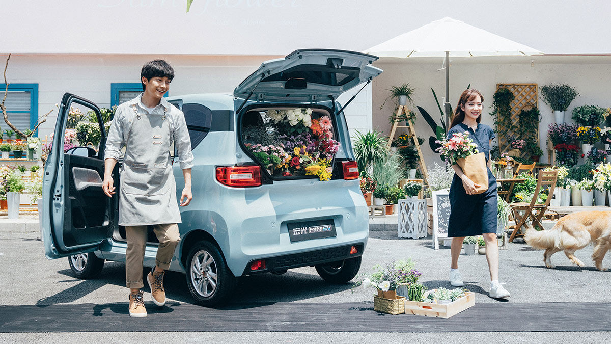 The Wuling Hong Guang Mini used as a transport for a small flower business