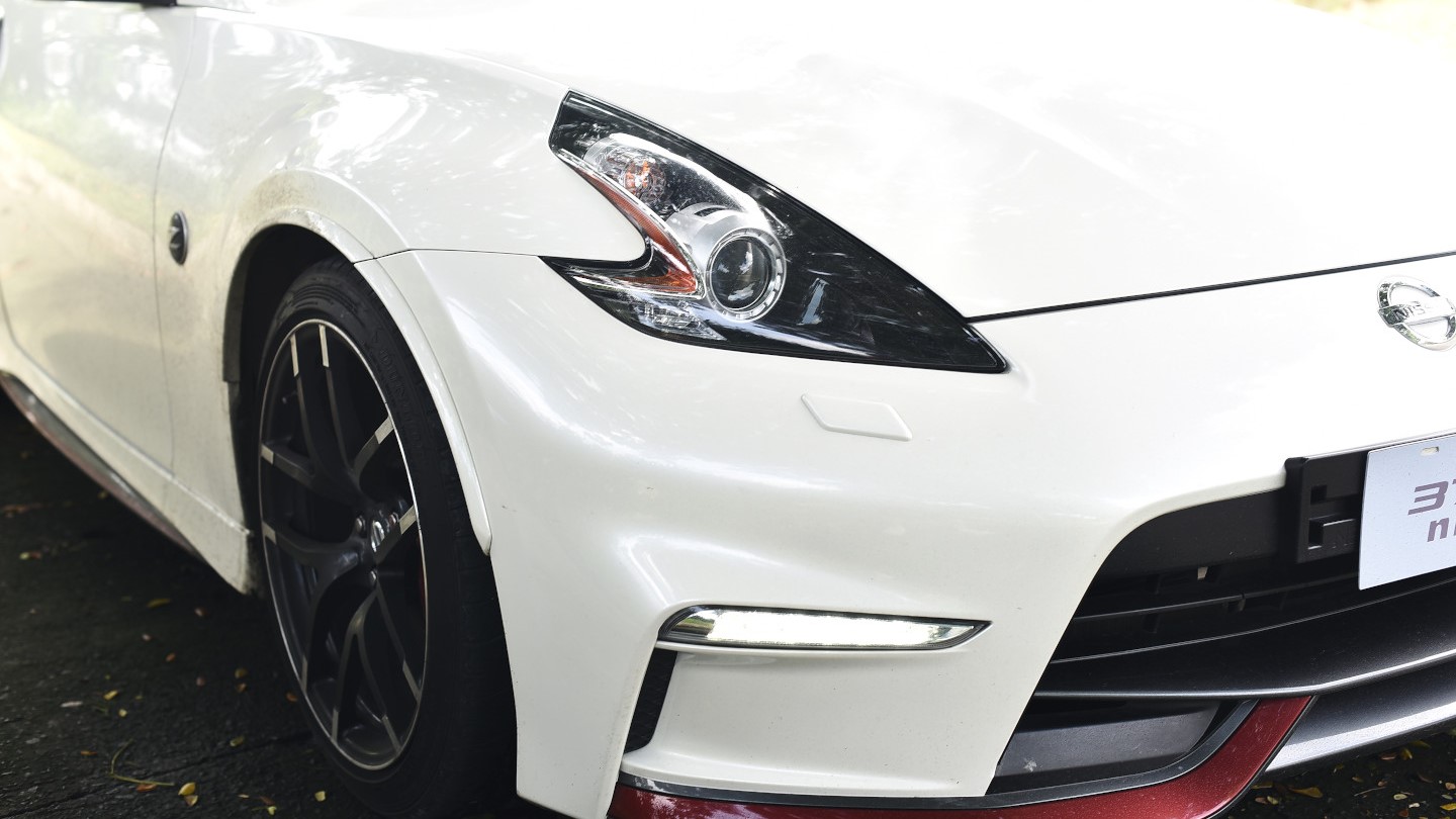Nissan 370z Nismo 2021 front close up