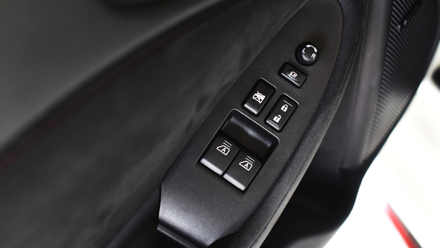 Nissan 370z Nismo 2021 window buttons