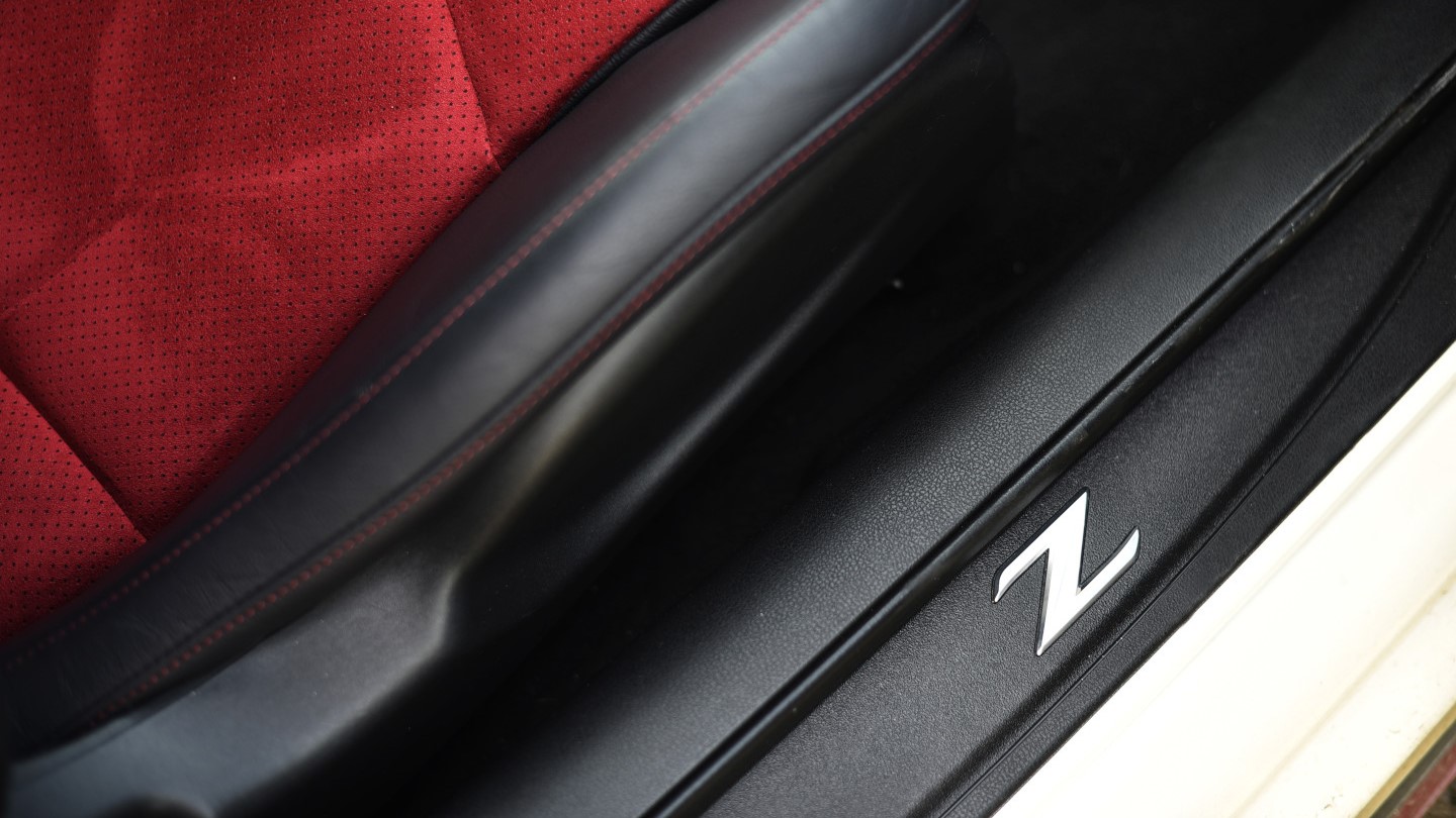 Nissan 370z Nismo 2021 seat side