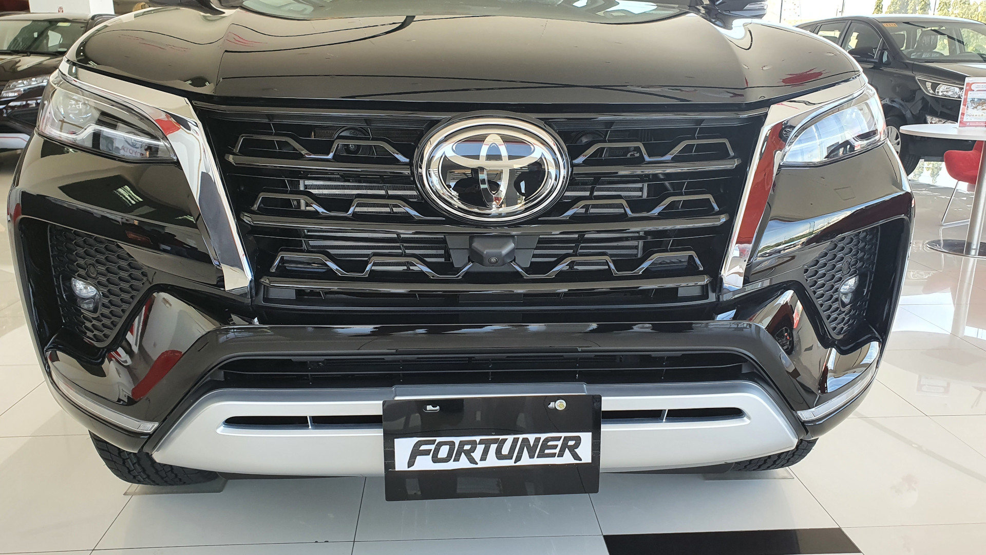 Toyota Fortuner Q 2021 variant front closeup