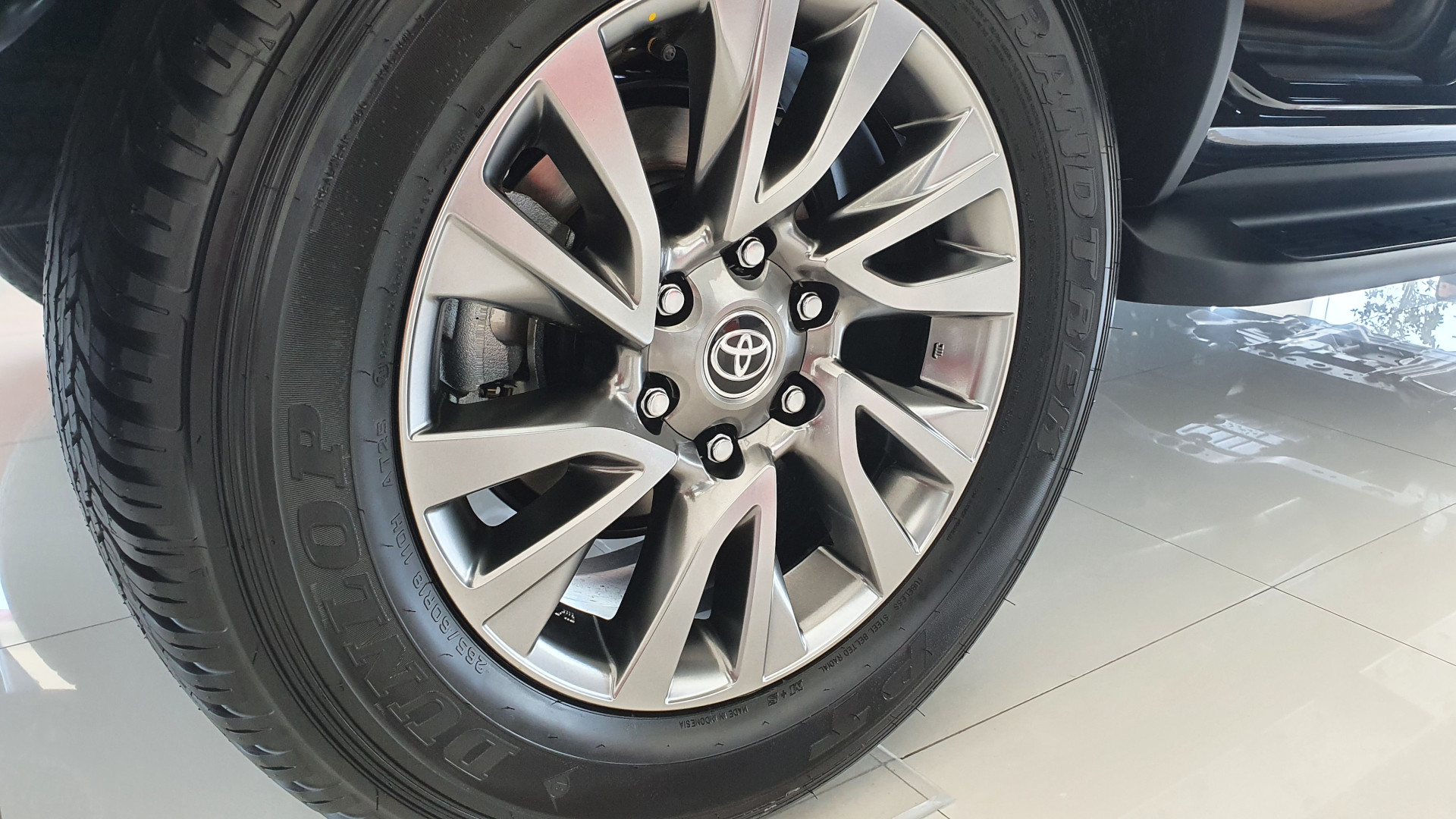 Toyota Fortuner Q 2021 variant tires