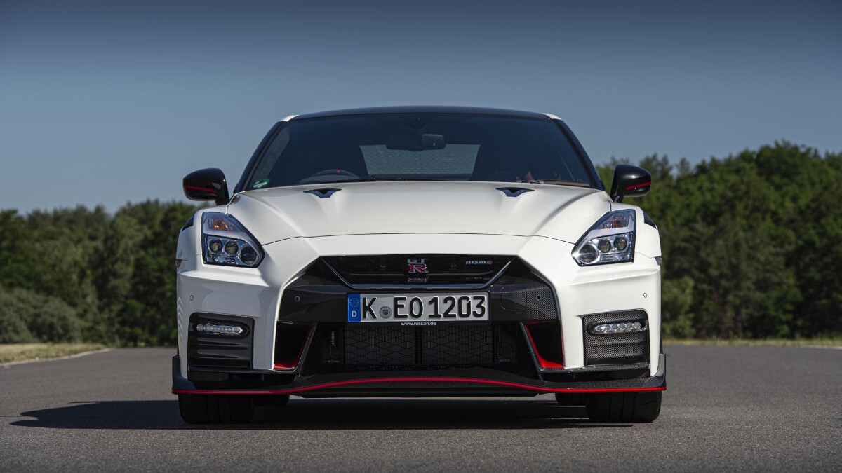 Nissan GT-R Nismo front profile