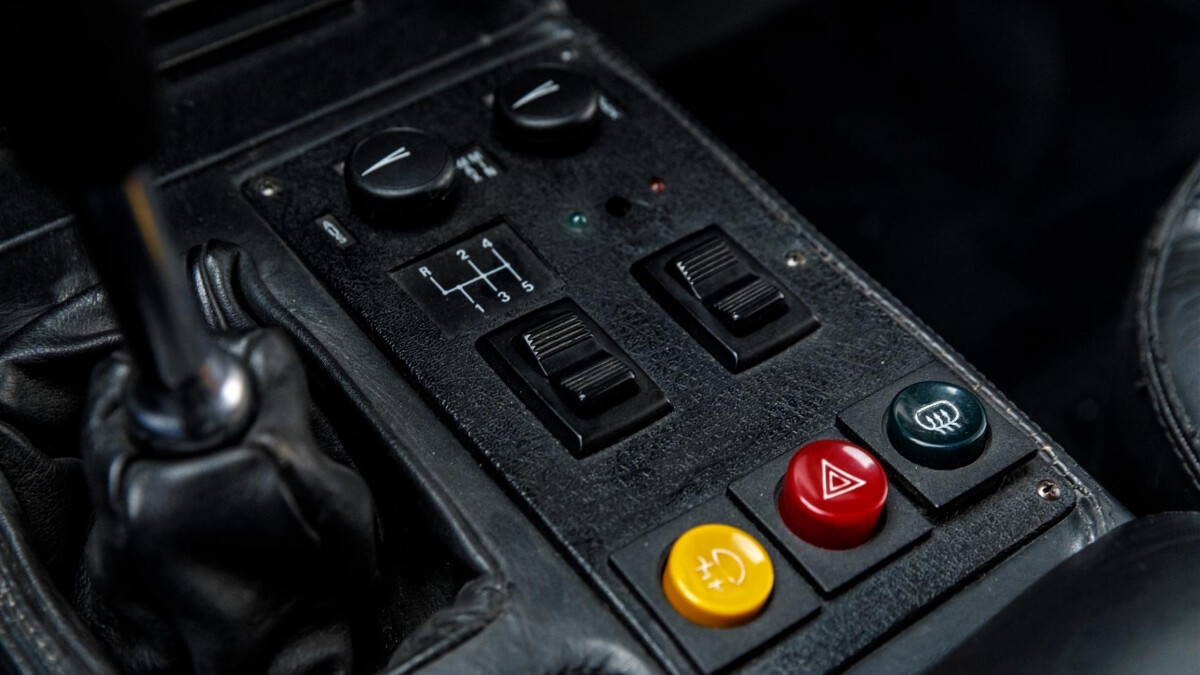 Paul Walker's BMW M1 - Gear Stick Control Panel