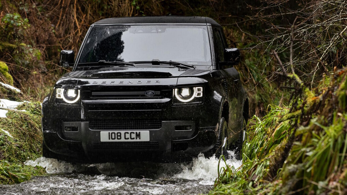 The Land Rover Defender V8 running over water