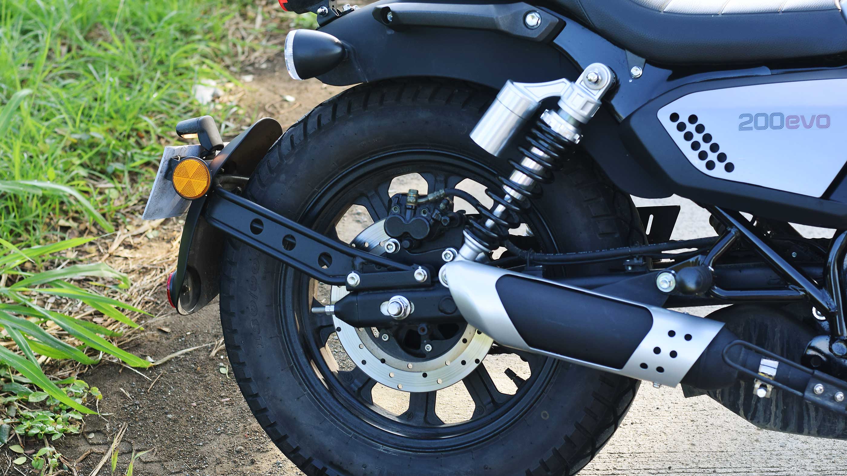 The Benelli Motobi 200 Evo rear tire and suspensions