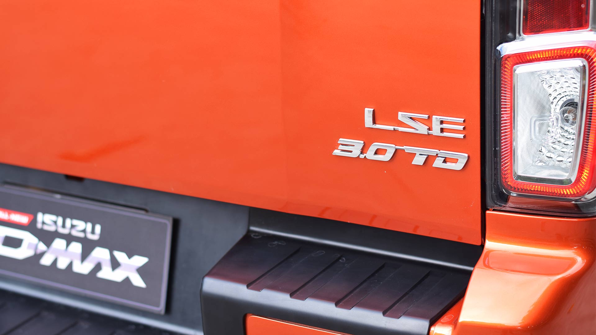 The 2021 Isuzu D-Max emblem close up