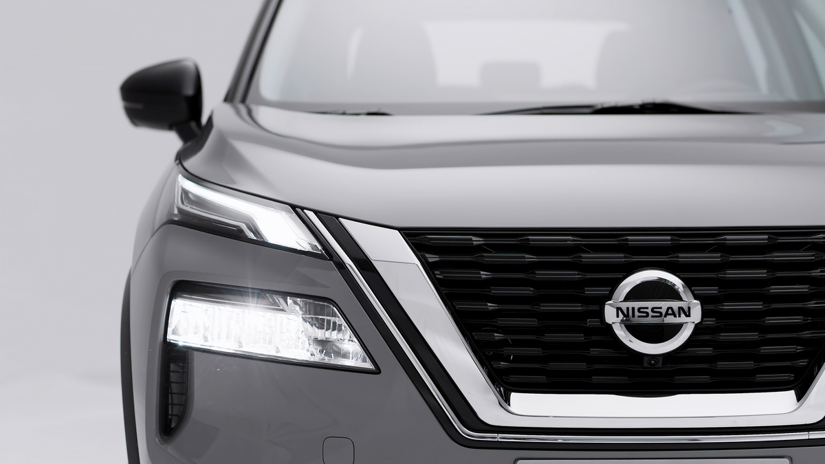 The New Nissan X-Trail Close Up Head Lamp