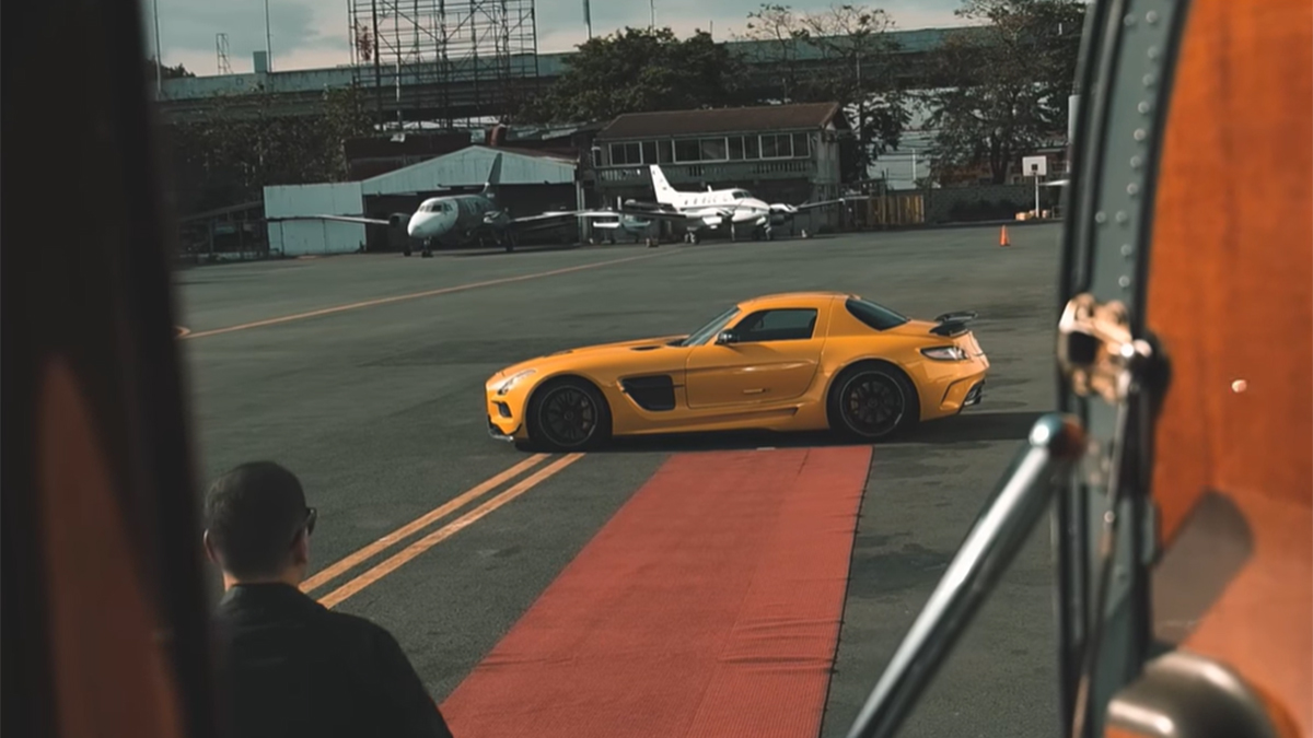 What car is featured in the John Lloyd Cruz comeback teaser?