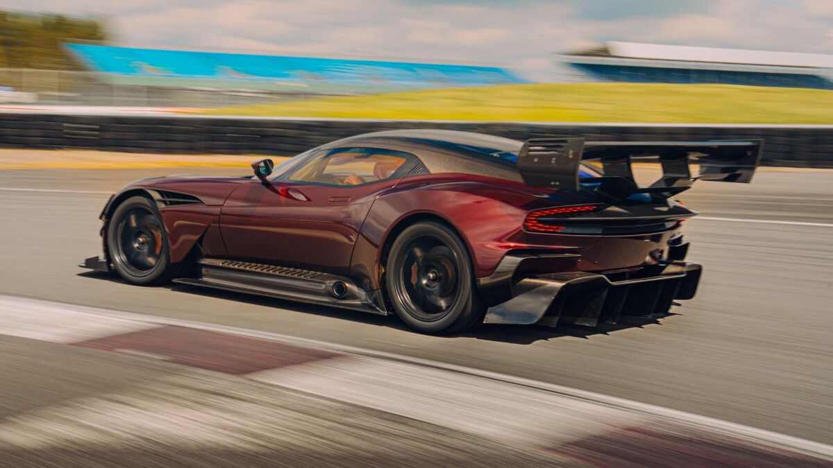 Aston Martin Vulcan: Review, Price, Photos, Features, Specs