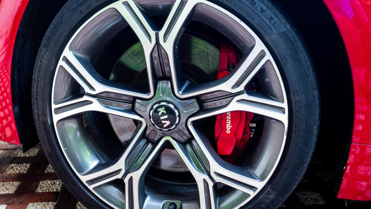 Kia Stinger GT 2020 tire closeup