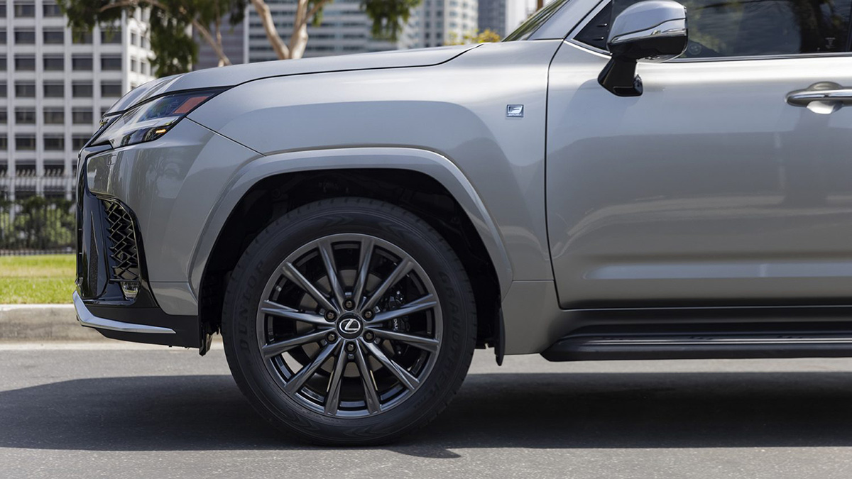 Front tires of the Lexus LX600