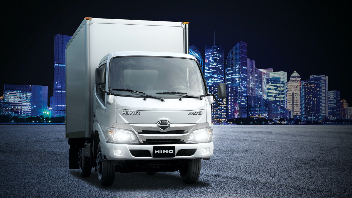 2022 Hino 300: Specs, photos, features