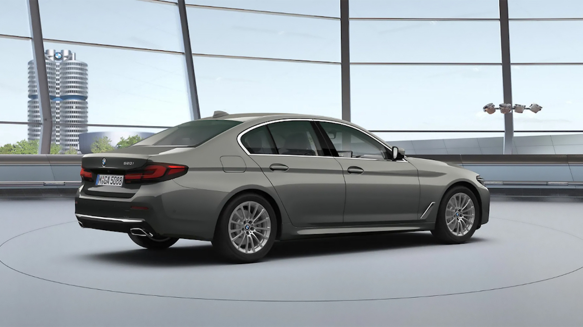 Rear quarter view of the 2022 BMW 5-Series