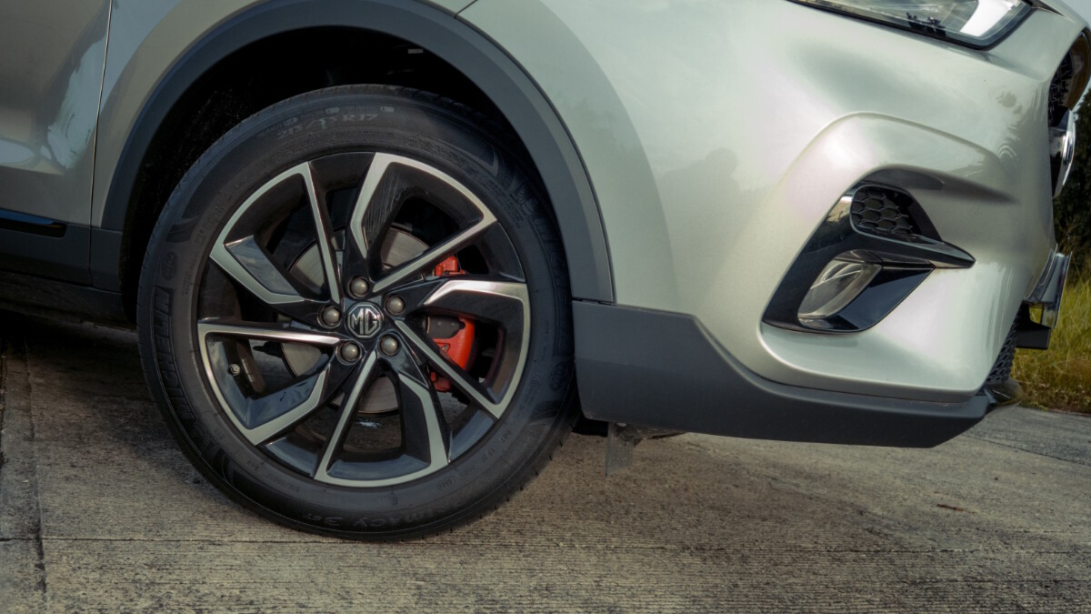 Alloy wheel of the 2022 MG ZS T subcompact crossover