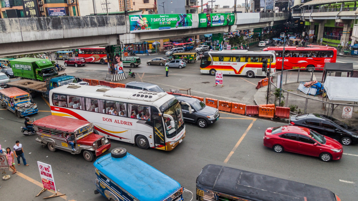 MMDA eyes new government office hours to address traffic