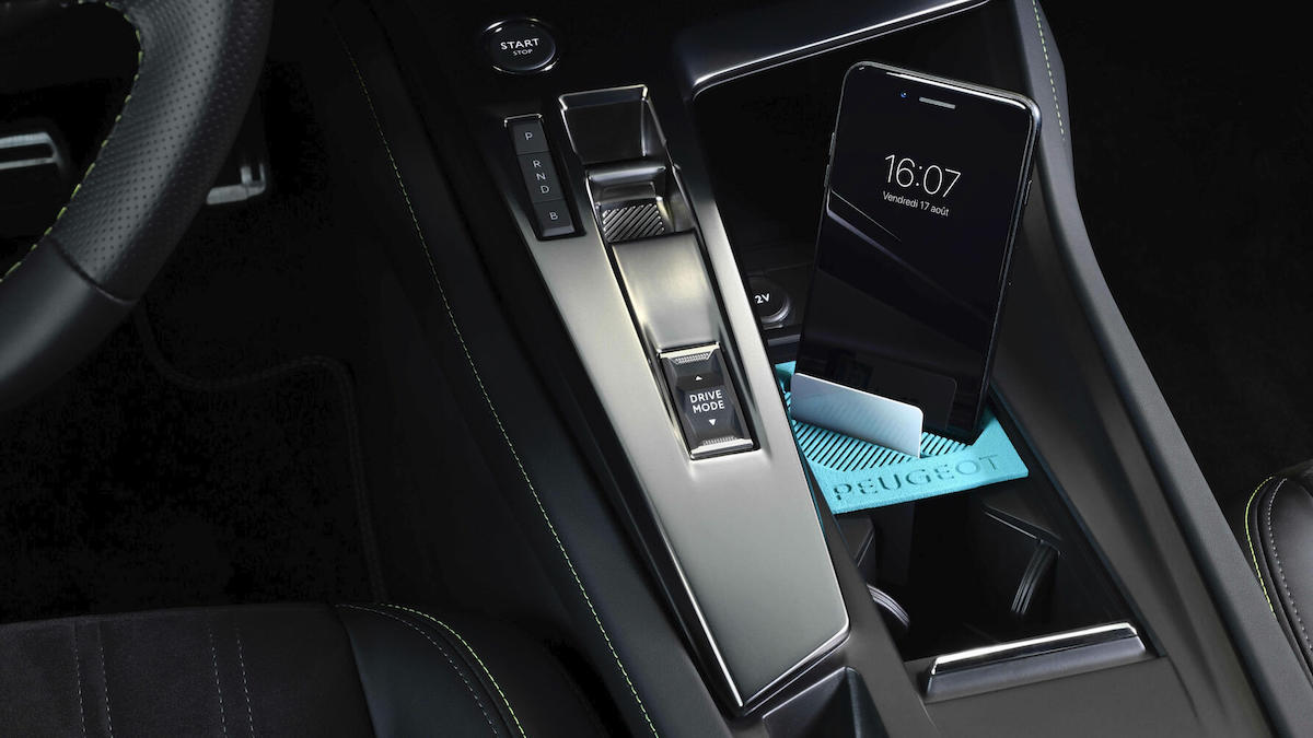 Peugeot 3D-pinted phone and card holders