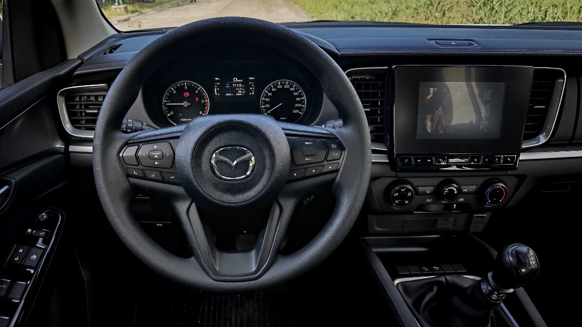 Steering wheel of the 2022 Mazda BT-50 4x2 MT