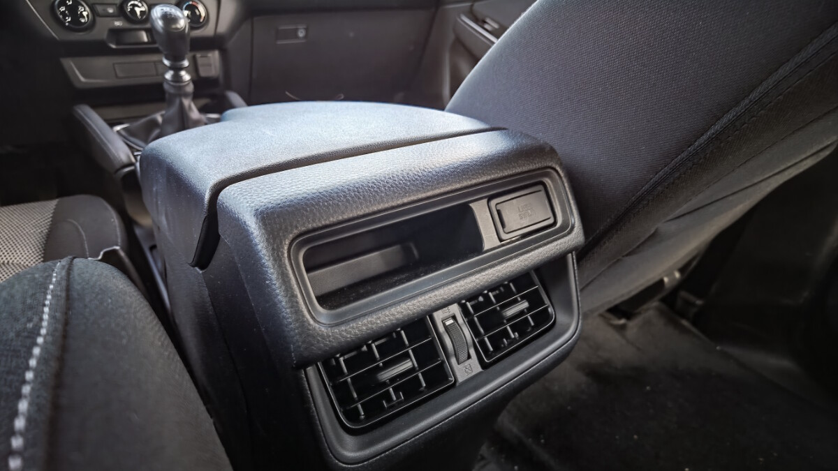 Rear console of the 2022 Mazda BT-50 4x2 MT