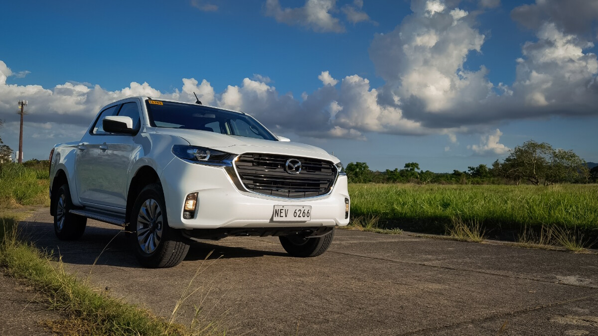 Front quarter view of the 2022 Mazda BT-50 4x2 MT