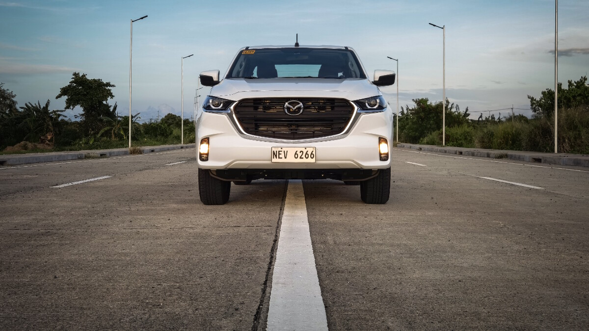 Front view of the 2022 Mazda BT-50 4x2 MT
