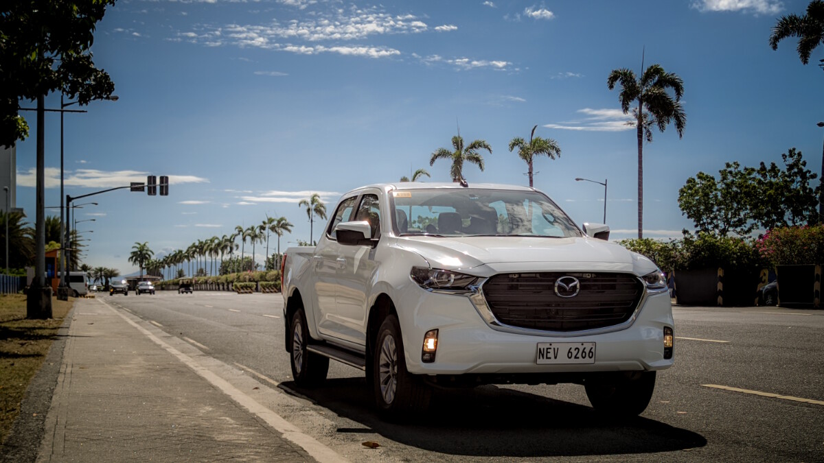 Front quarter view of the 2022 Mazda BT-50 4x2 MT