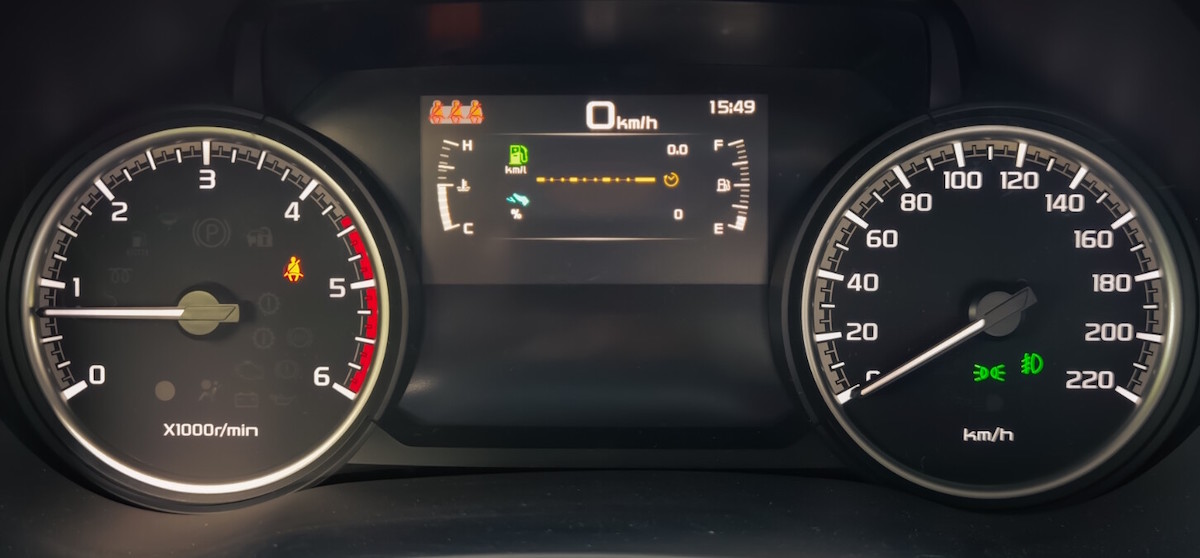 Instrument cluster of the 2022 Mazda BT-50 4x2 MT