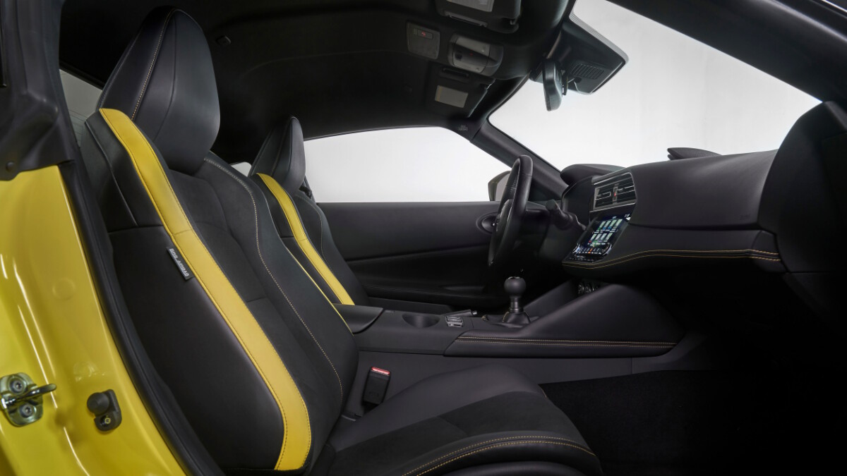 Front seats of the Nissan Z