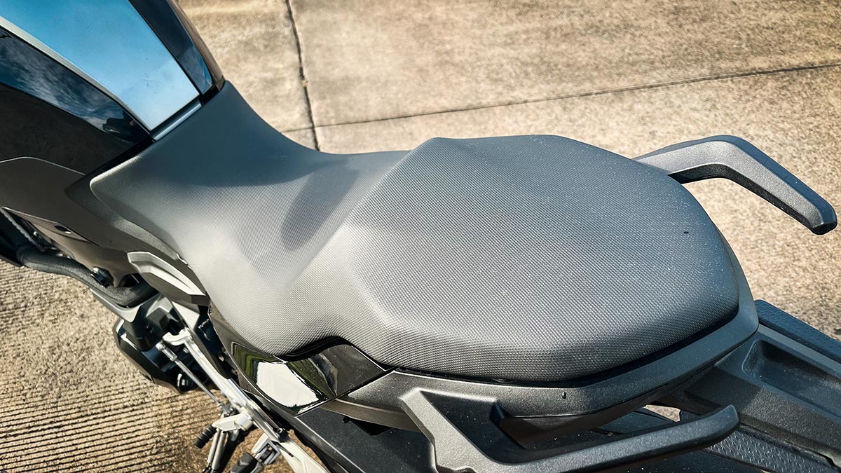 The seat of the 2022 BMW F 900 R